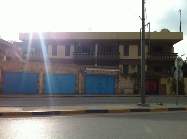 عمارة بجانب فندق ريكسوس في حي دمشق